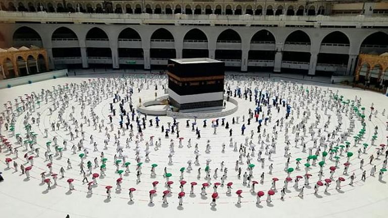 «الحج»: إلغاء تصاريح الصلاة في المسجد الحرام وزيارة النبي  
