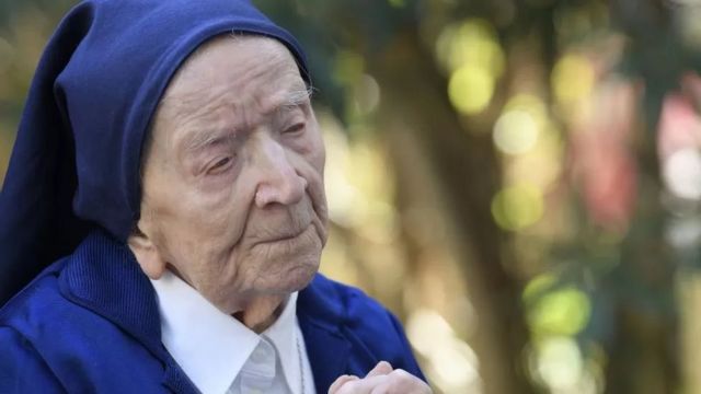وفاة الأخت أندريه أكبر معمرة في العالم عن 118 عاماً - BBC News عربي
